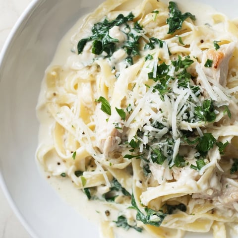 Creamy Greek Yogurt Spinach Alfredo Pasta with vibrant spinach and Parmesan, ready to serve.
